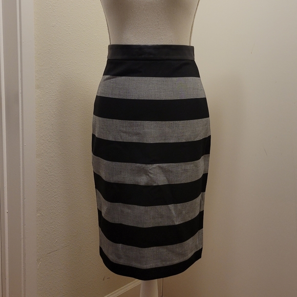 NWT Banana Republic Black Grey Striped Skirt 0P - Picture 1 of 3